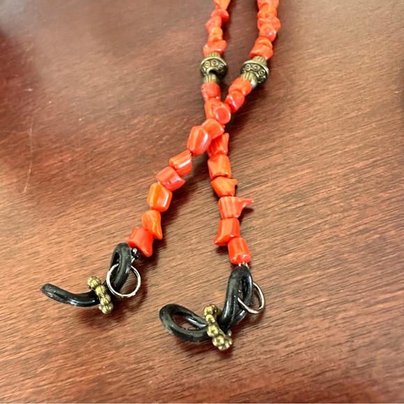 Natural coral chain for eyeglasses, baroque coral beads with bronze accents - Picture 2 of 4